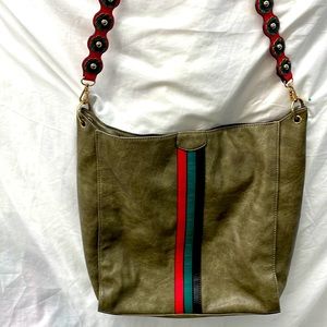 Good X-Large 4 compartment crossbody bag sz 17x14x4”